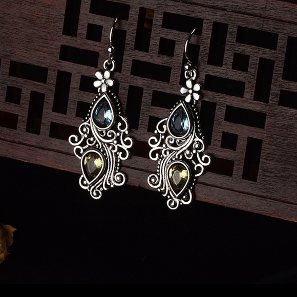 7/$30 PEACOCK 🦚 YELLOW DANGLES - Picture 2 of 6